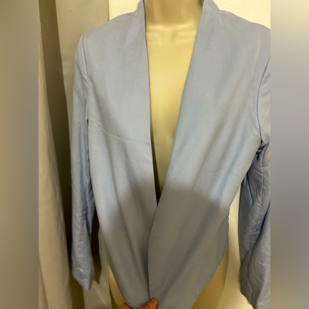 Light weight blazer. Has small tear in sleeve. Otherwise like new.